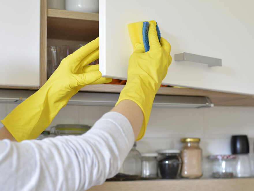 how to clean kitchen cabinets grease