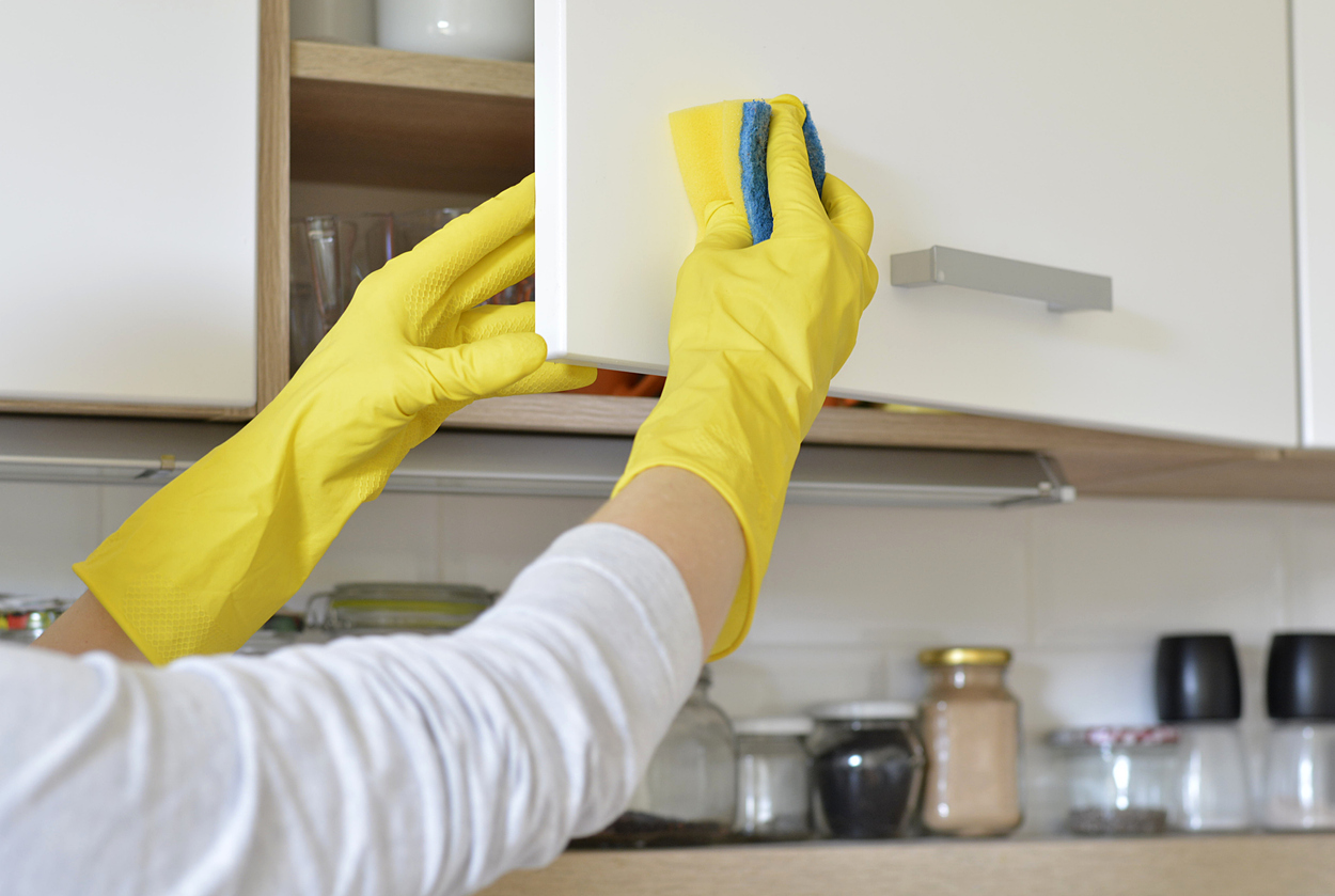 how to clean kitchen cabinets grease